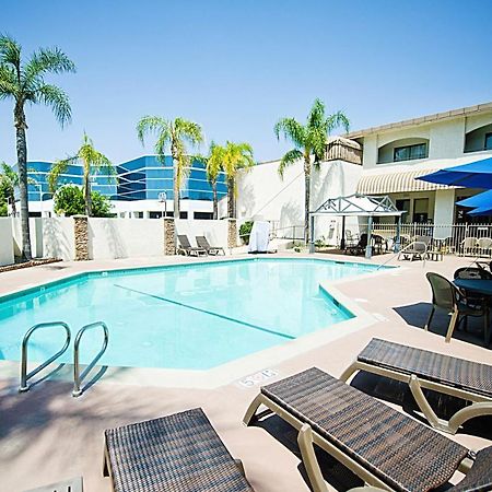 Hotel D'Lins Ontario Airport Bagian luar foto
