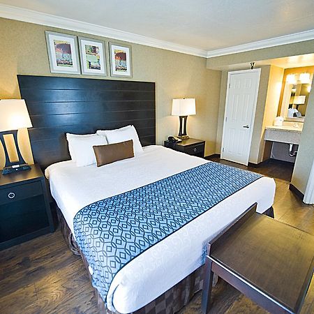 Hotel D'Lins Ontario Airport Bagian luar foto