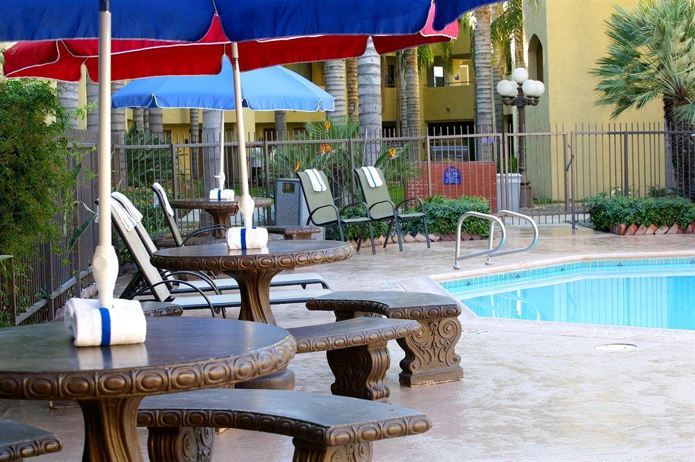Hotel D'Lins Ontario Airport Bagian luar foto