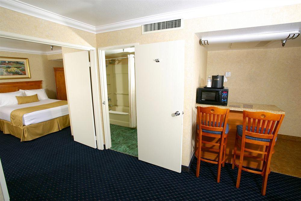 Hotel D'Lins Ontario Airport Bagian luar foto
