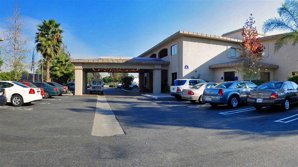 Hotel D'Lins Ontario Airport Bagian luar foto