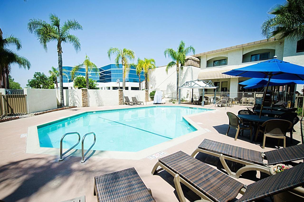 Hotel D'Lins Ontario Airport Bagian luar foto