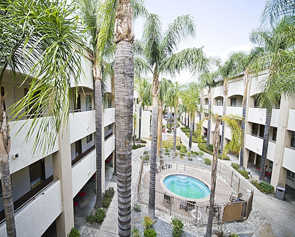 Hotel D'Lins Ontario Airport Bagian luar foto