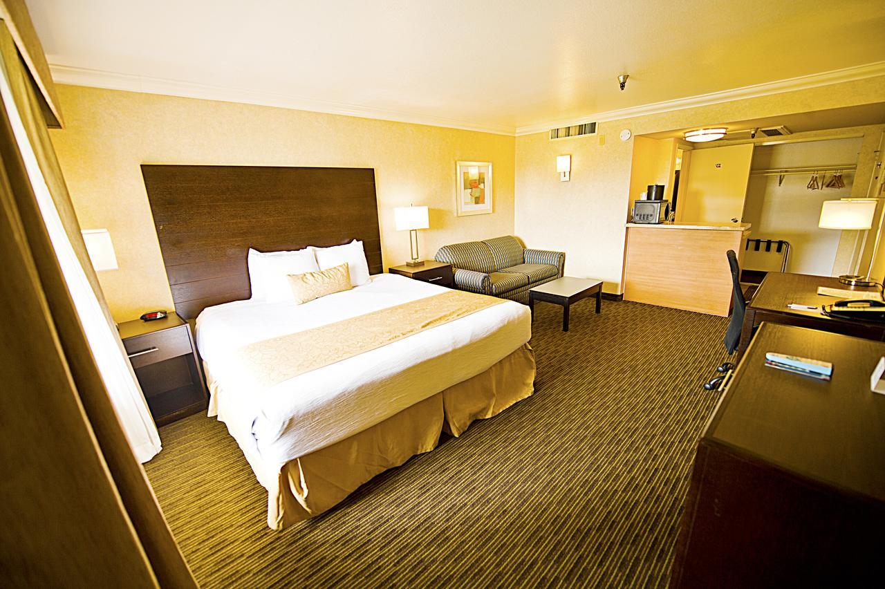 Hotel D'Lins Ontario Airport Bagian luar foto