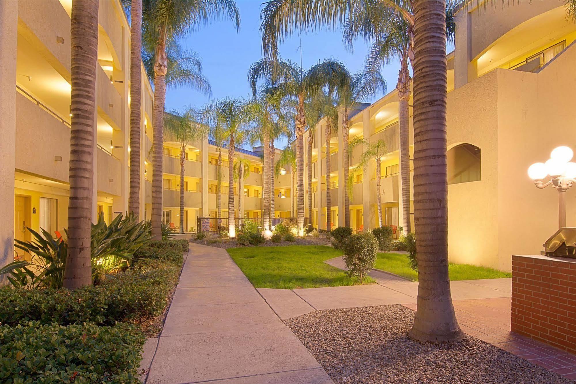 Hotel D'Lins Ontario Airport Bagian luar foto