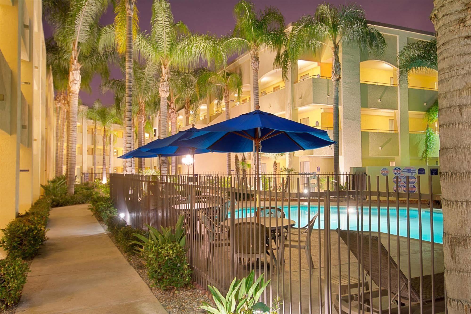 Hotel D'Lins Ontario Airport Bagian luar foto